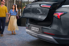 casal-suv-chevrolet-captiva-ev-cinza-porta-malas