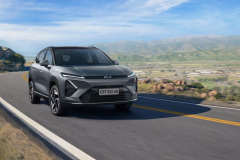 chevrolet-captiva-ev-suv-estrada-montanhas